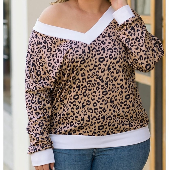 Plus size v-neck top - Picture 3 of 3